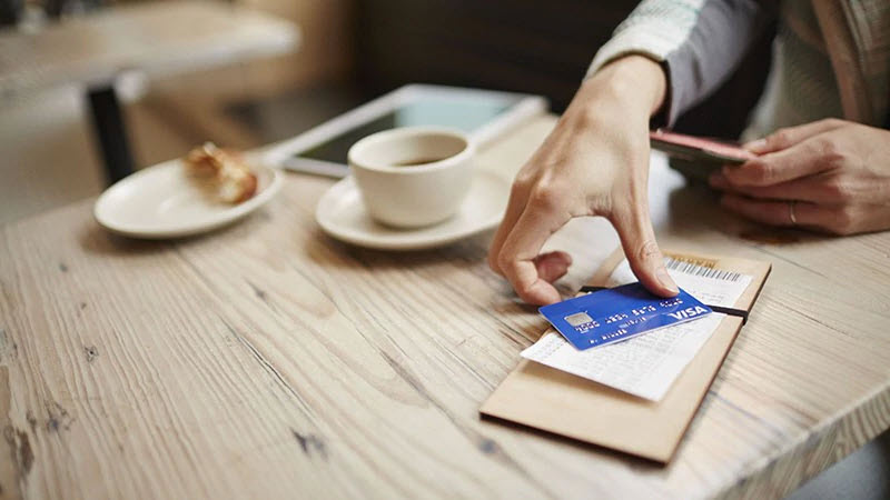 cafe-paying-bill-visa-800x450 cafe-paying-bill-visa-800x450