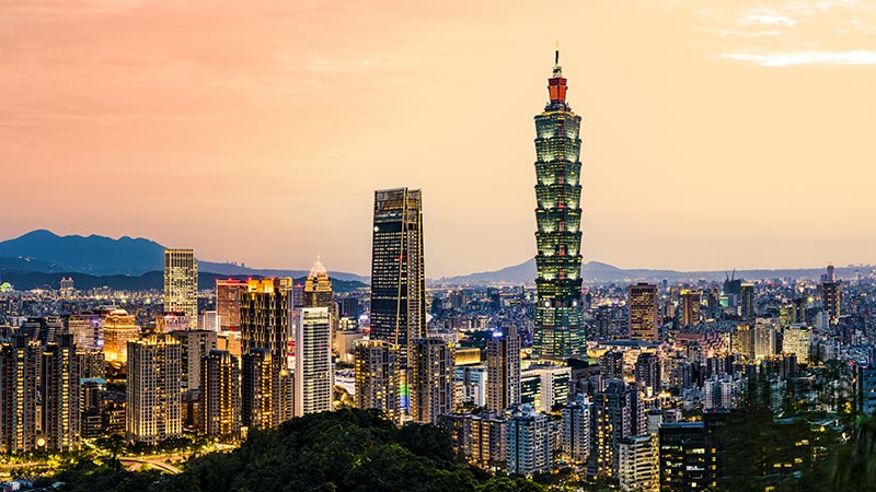 Beautiful picture of the Taipei skyline, showing why travel to Taipei